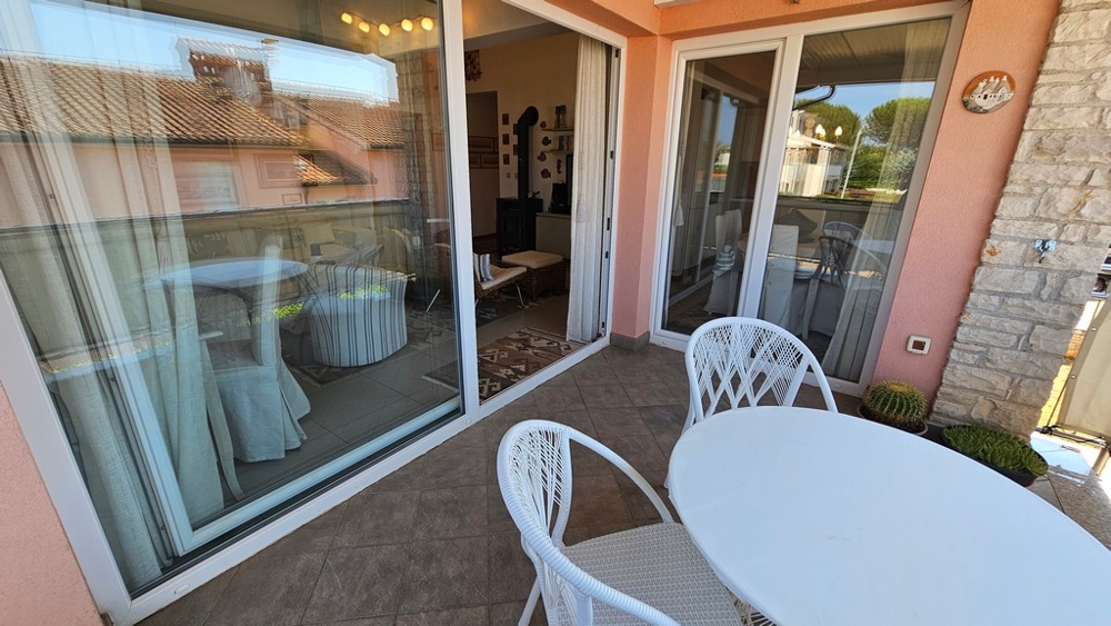 Covered terrace with table and chairs