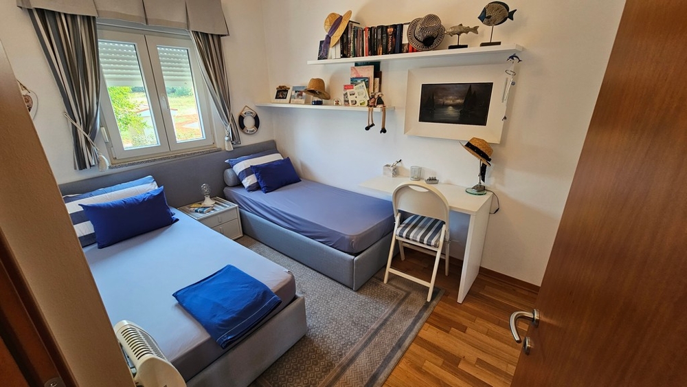 Bedroom with two single beds