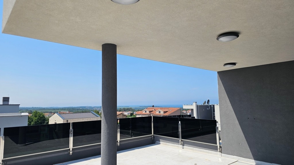 Penthouse with roof terrace and sea views in Vabriga
