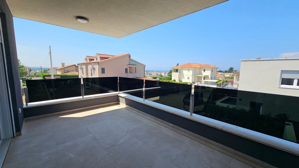 Sunny roof terrace with glass railings at Penthouse Vabriga