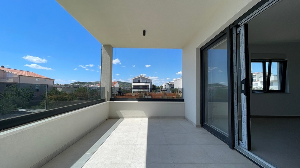 Covered terrace with sea views in Vodice