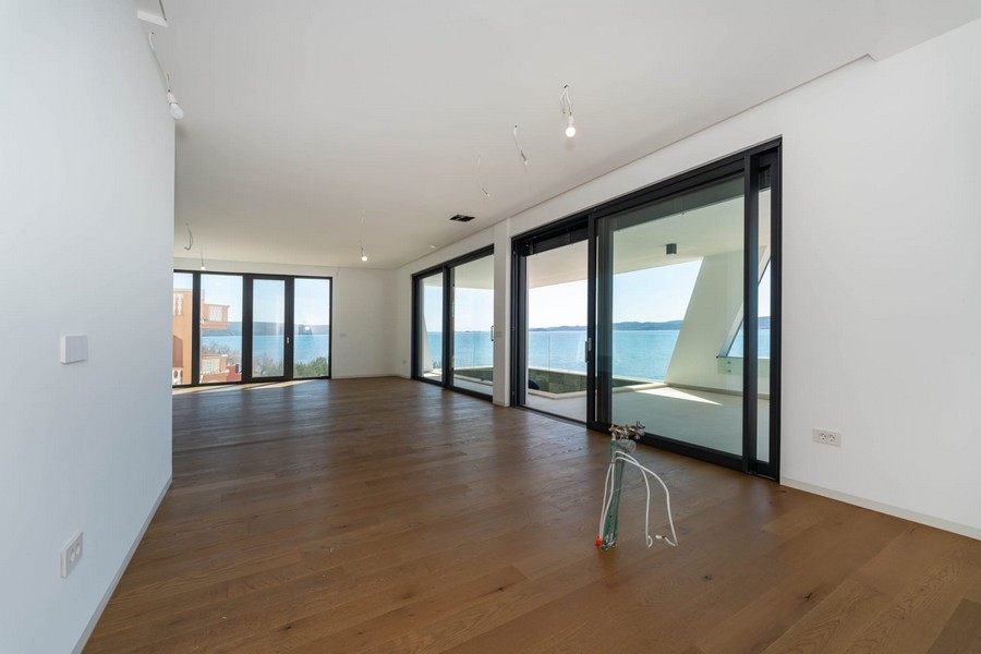 Bright living area with large glass surfaces