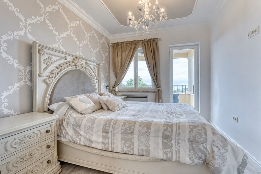 Bright bedroom with access to the terrace