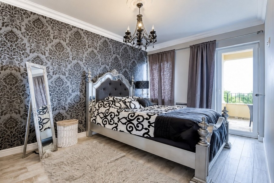 Bedroom with ornamental wallpaper and access to the terrace