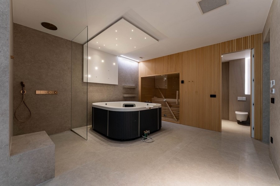 Wellness area with whirlpool and sauna
