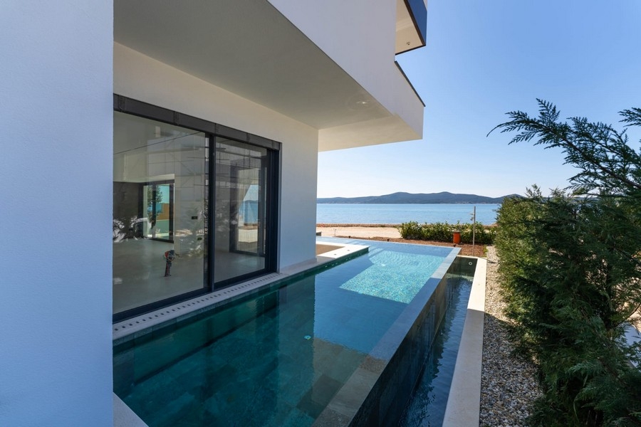 Pool along the house facade with sea views in Croatia