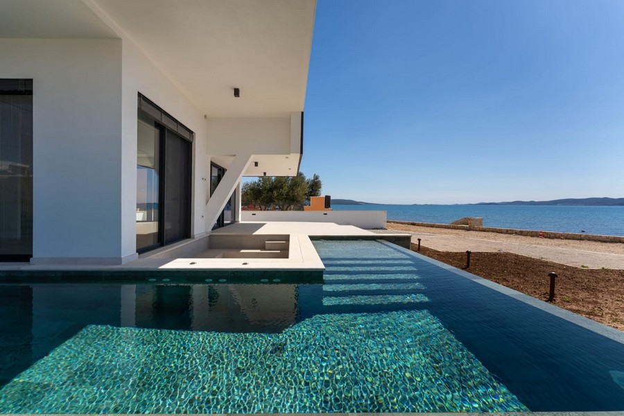 Swimming pool on the facade of the new apartment with sea views