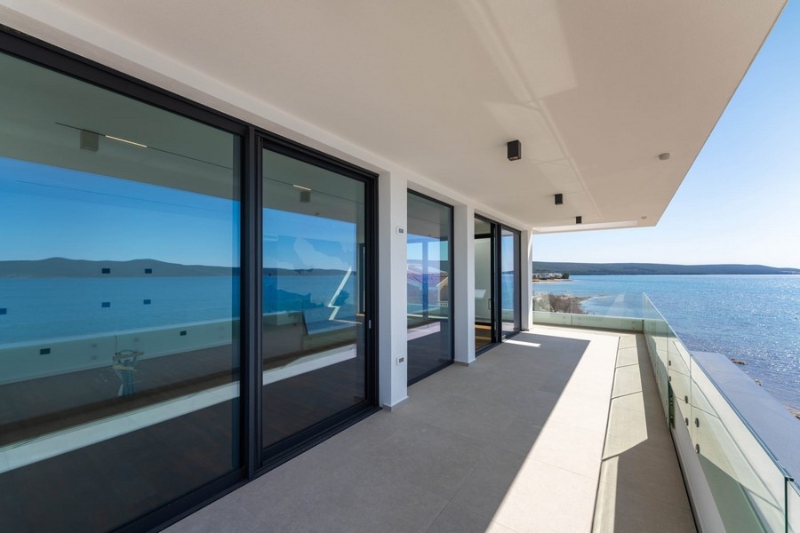 Covered terrace of the penthouse with sea views