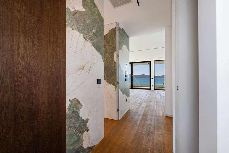 Entrance area with marble wall and view of the living area