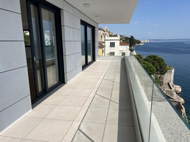 Covered outdoor area along the apartment