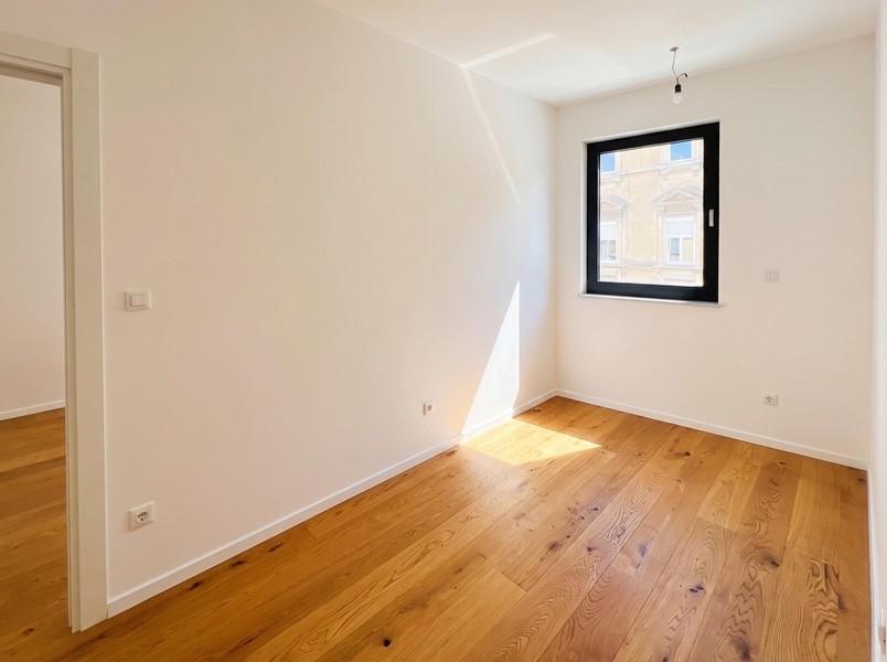 Bedroom with parquet floors in Rijeka