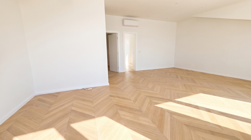 Living area with air conditioning and parquet floors