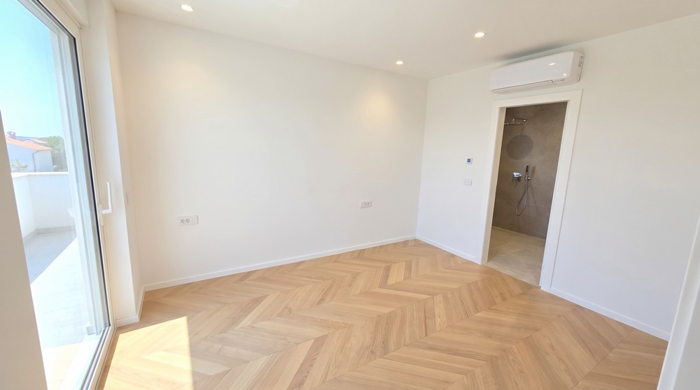 Bedroom with air conditioning and access to the bathroom