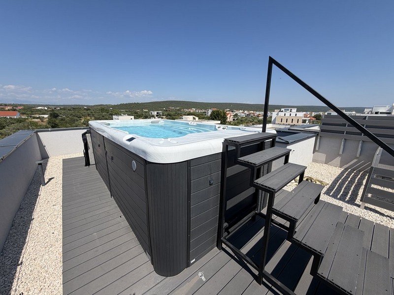 Roof terrace with jacuzzi