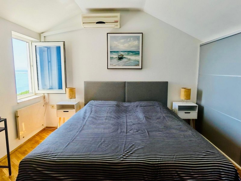 Bedroom with window to the sea