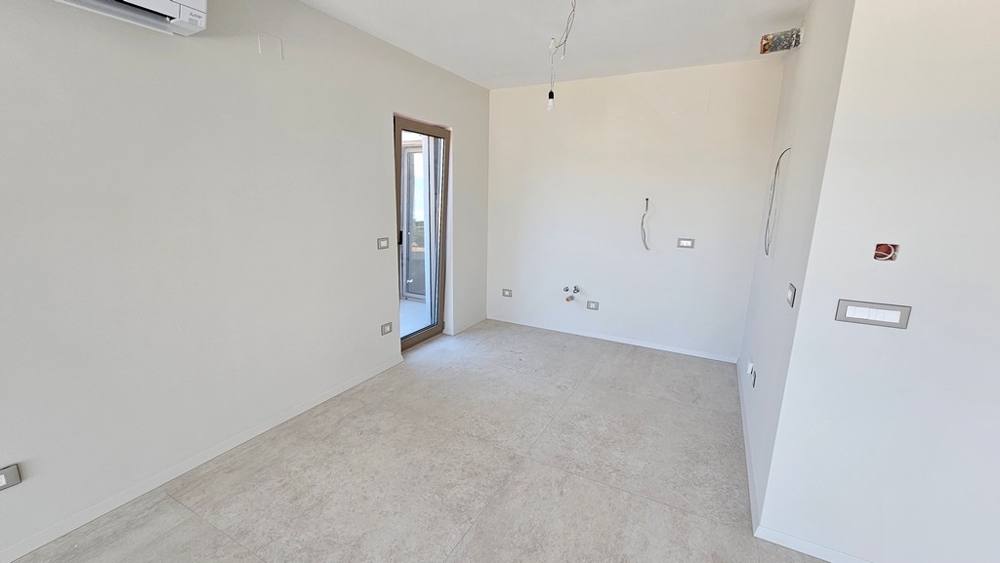 Bright room with air conditioning and terrace access