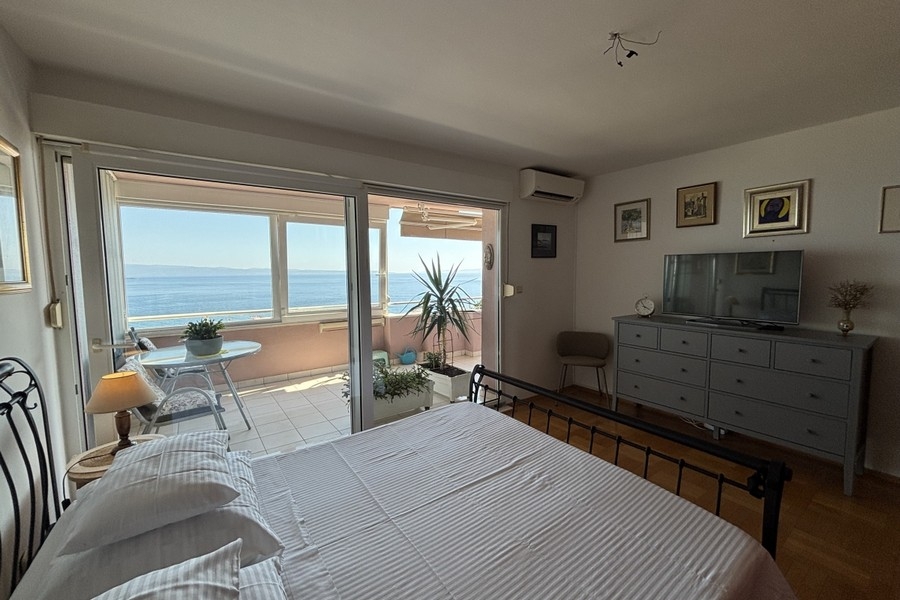 Bedroom with double bed and sea view