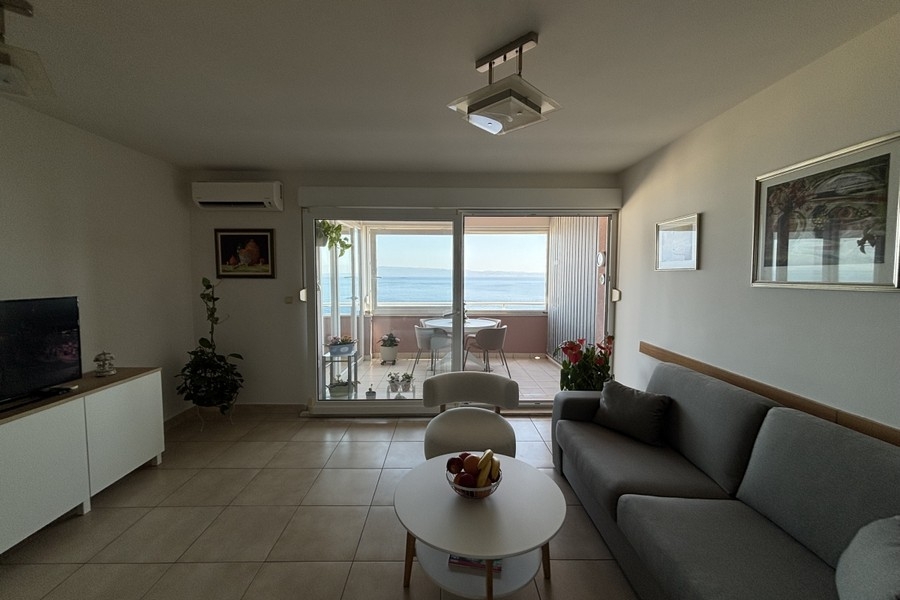 Living room with access to the loggia and sea view