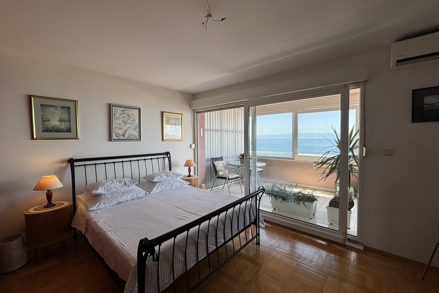 Bedroom with loggia and sea view
