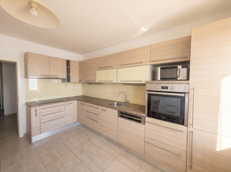 Fitted kitchen with oven and microwave