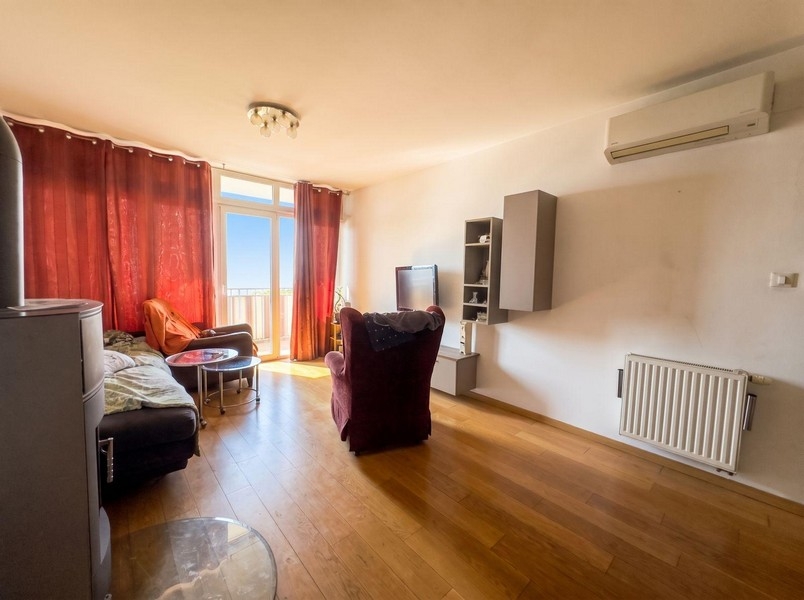 Living room with air conditioning and wooden floors