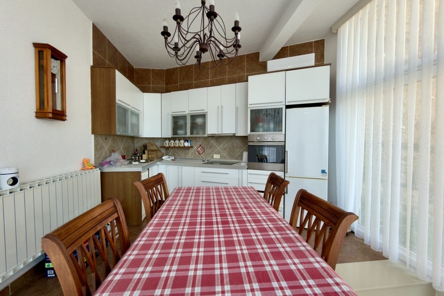 Kitchen with table and chairs in Croatia