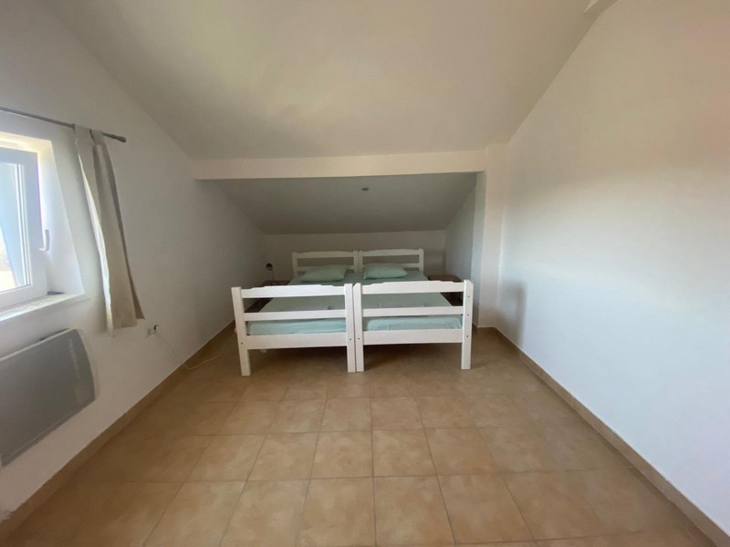 Bedroom with two single beds