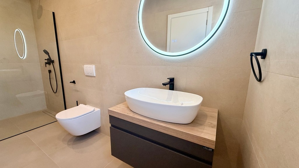 Bathroom with round mirror
