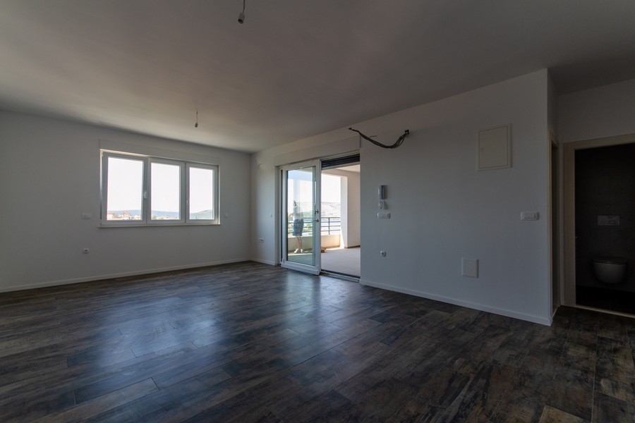 Living area with window and exit to the loggia
