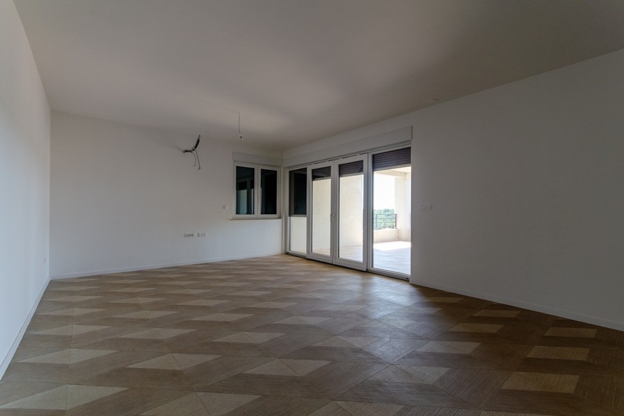 Spacious living room with access to the loggia