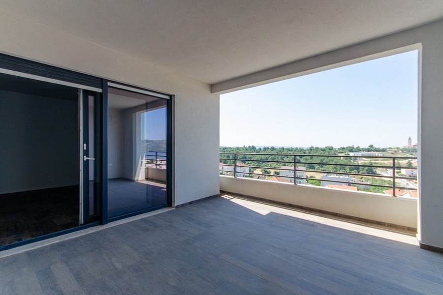 Loggia with sliding door and view of the greenery