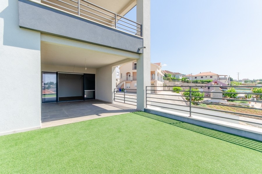 Ground floor apartment with terrace and artificial turf Croatia