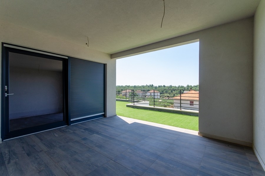 Covered terrace with access to the garden