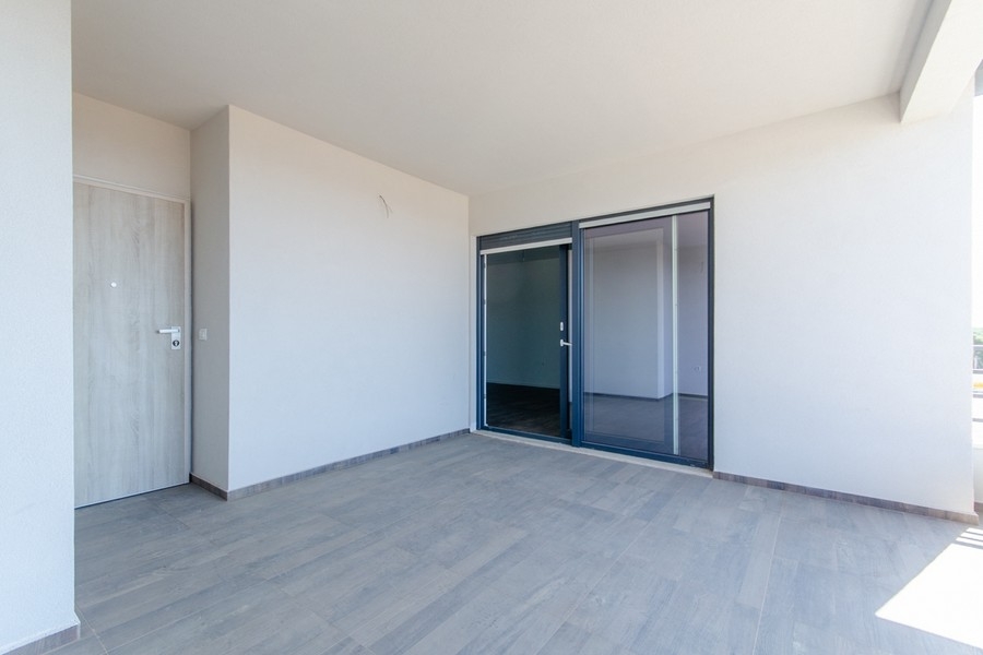 Bright living room with access to the loggia