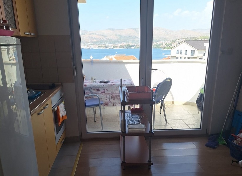 Kitchen with access to the balcony and sea views