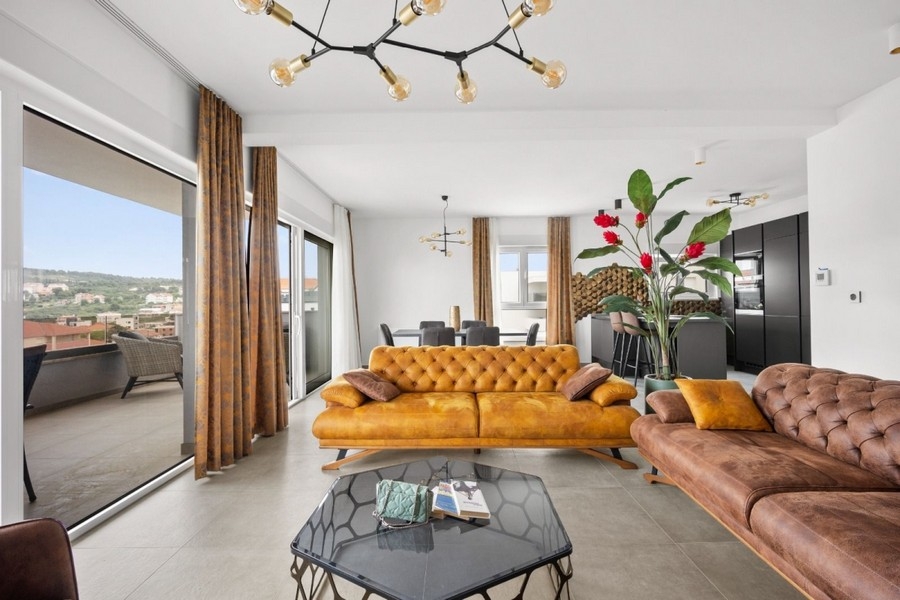 Living room with leather sofa and terrace access