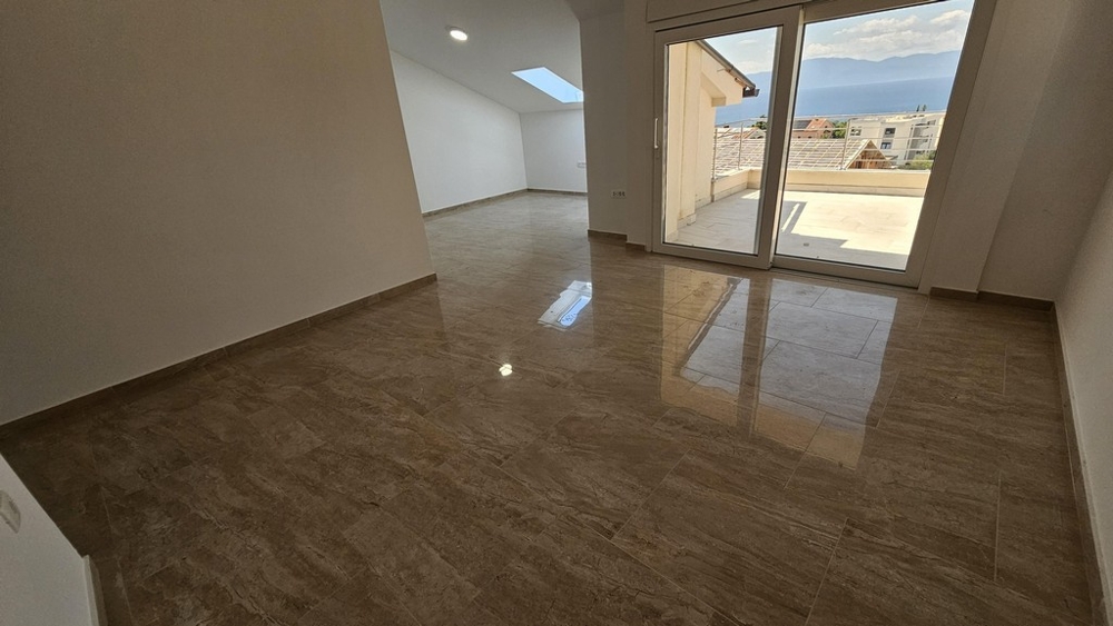 Living area in the attic with balcony door