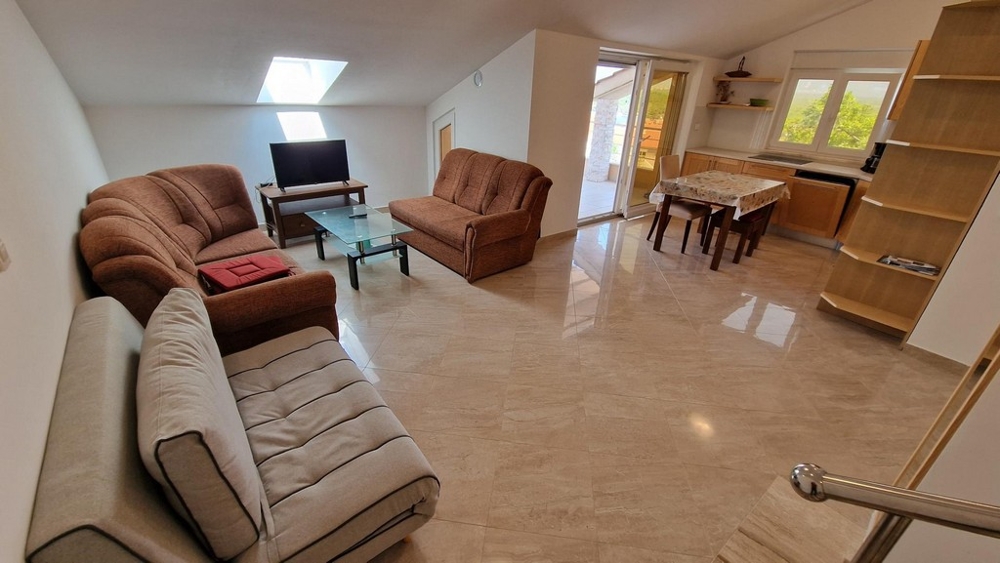 Living room with seating area and skylight in Njivice on Krk