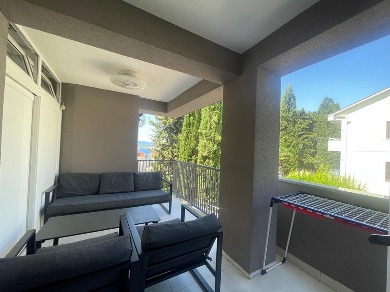 Covered balcony with lounge furniture in the apartment in Malinska