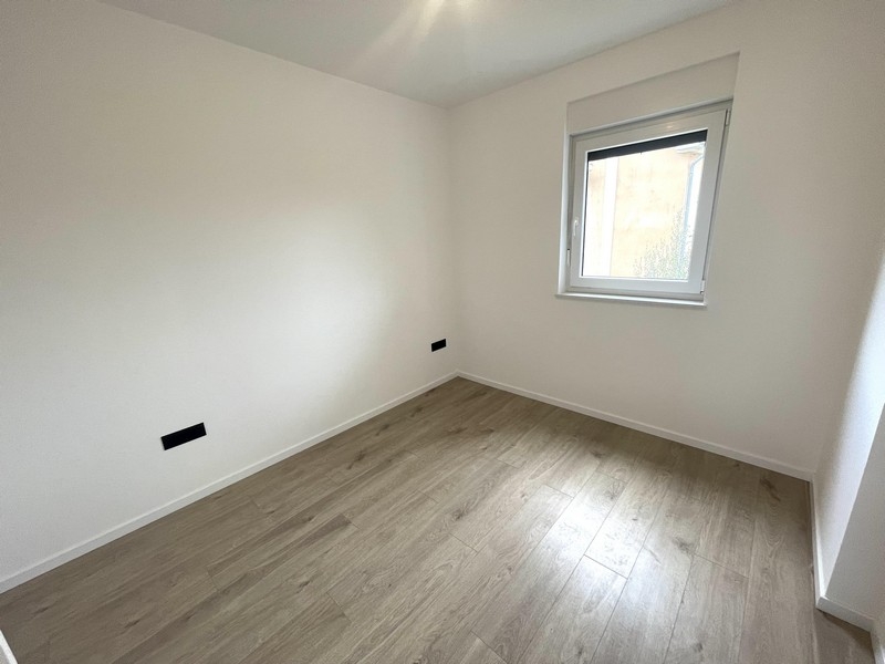Bedroom with window to the garden