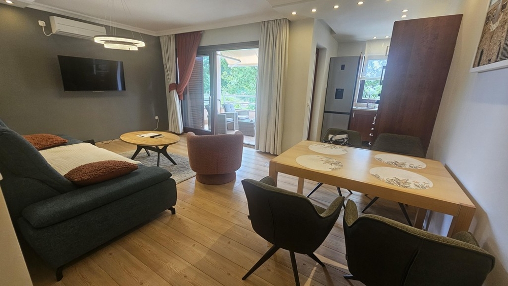 Living room with dining area and access to the balcony