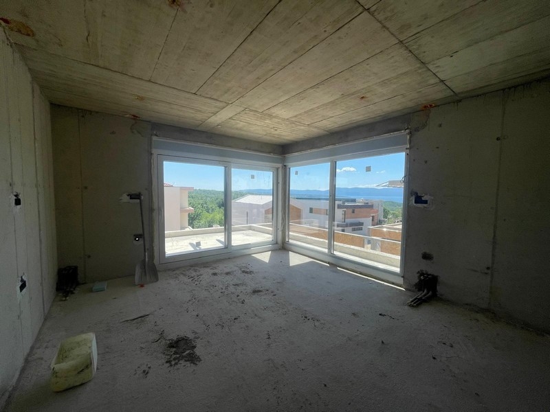 Room with large window and sea view in the penthouse