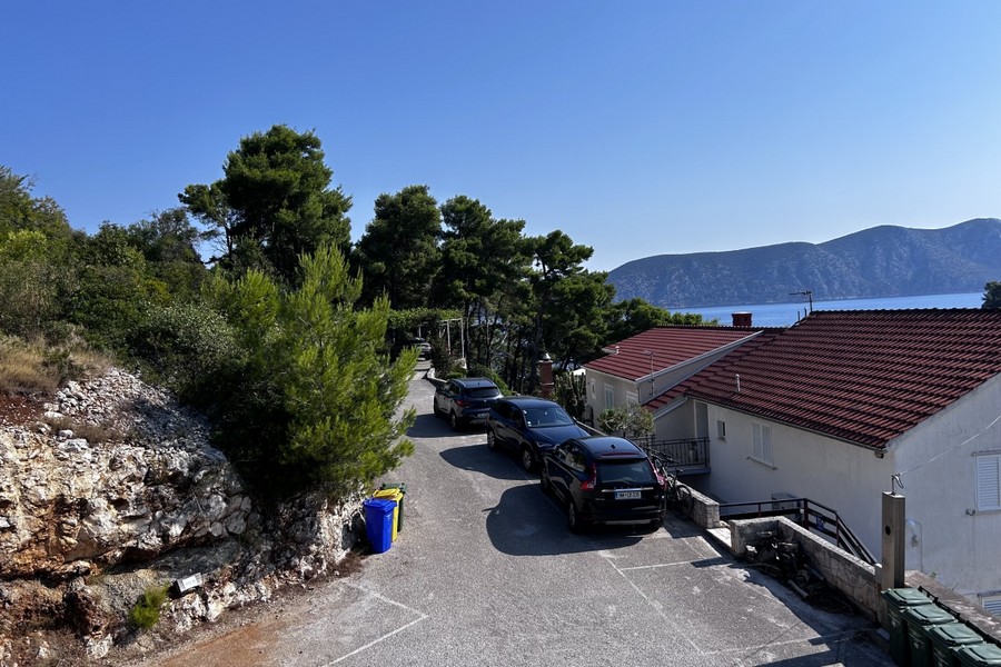 Access with parking spaces and sea view, apartment Racisce Korcula