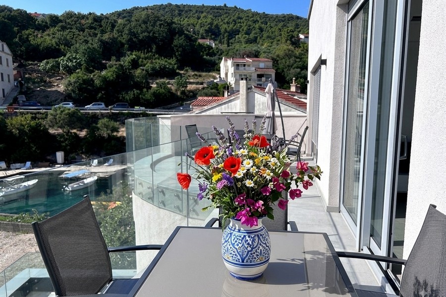 Seating on the terrace overlooking the bay and boats, Racisce