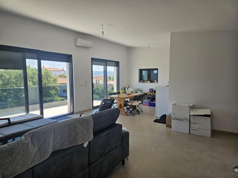 Bright living and dining area with large window fronts