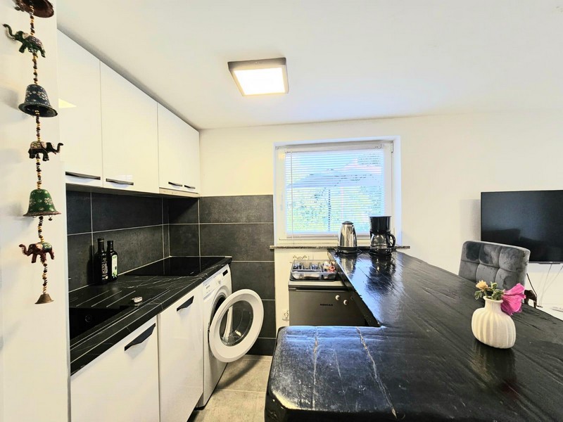 Kitchen with washing machine and window in Njivice on Krk