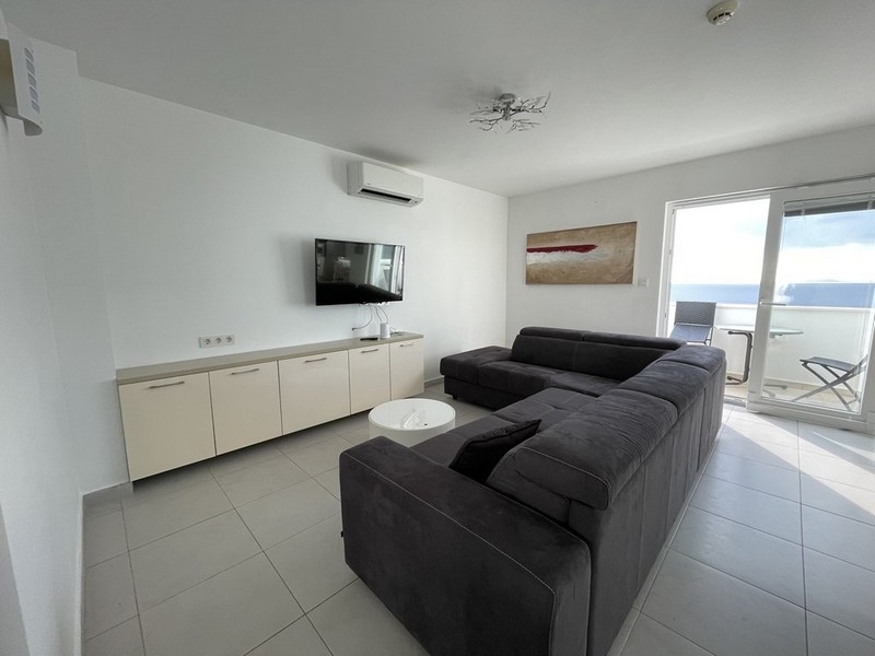 Living room with air conditioning and sofa of the apartment in Murter