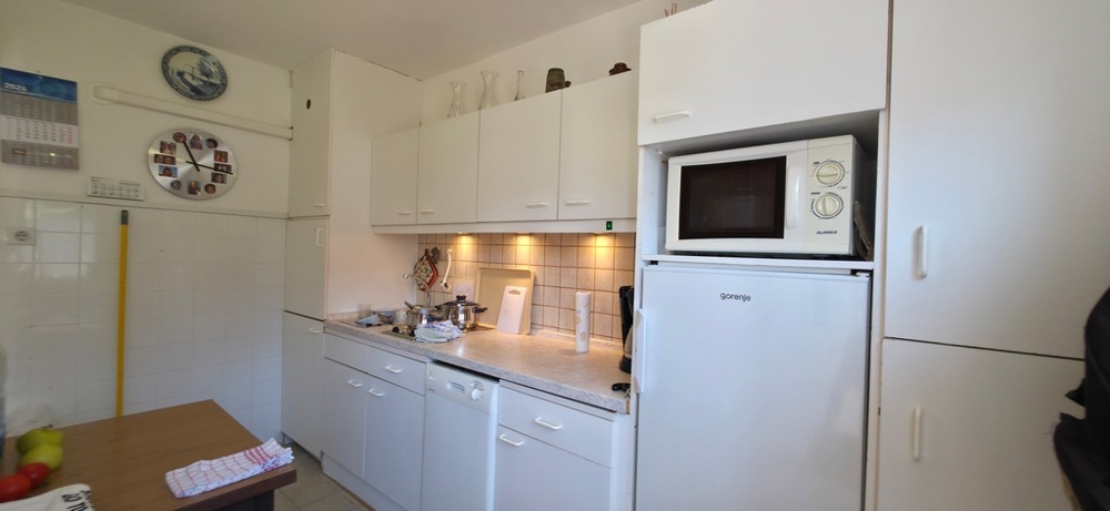 Kitchen with white fronts, apartment A4103 in Crikvenica