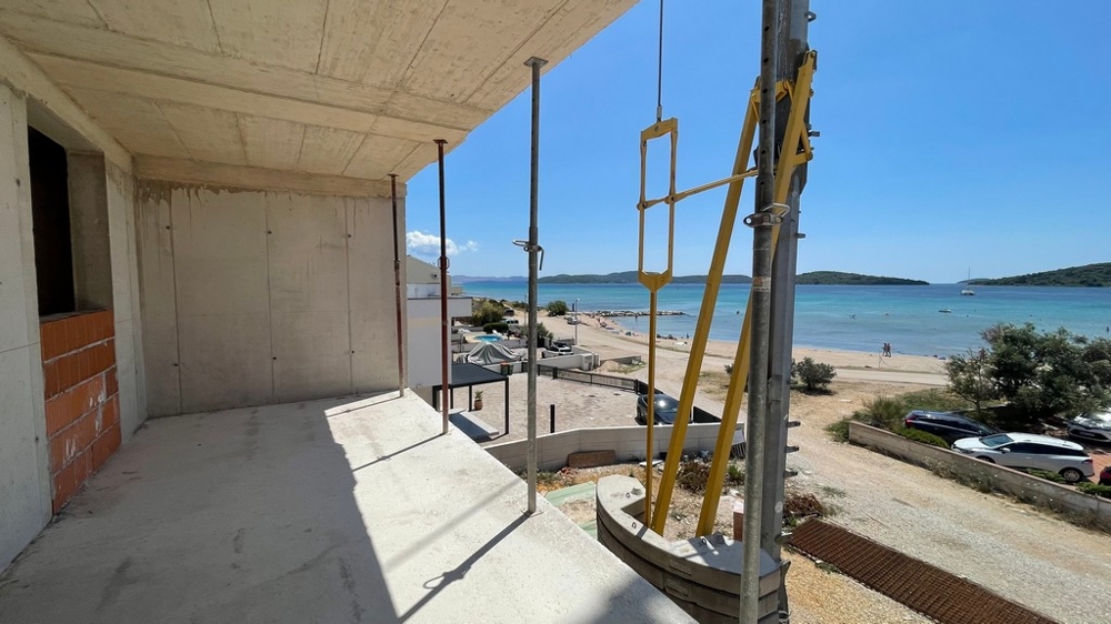 Terrace in the shell with a view over the beach to the sea