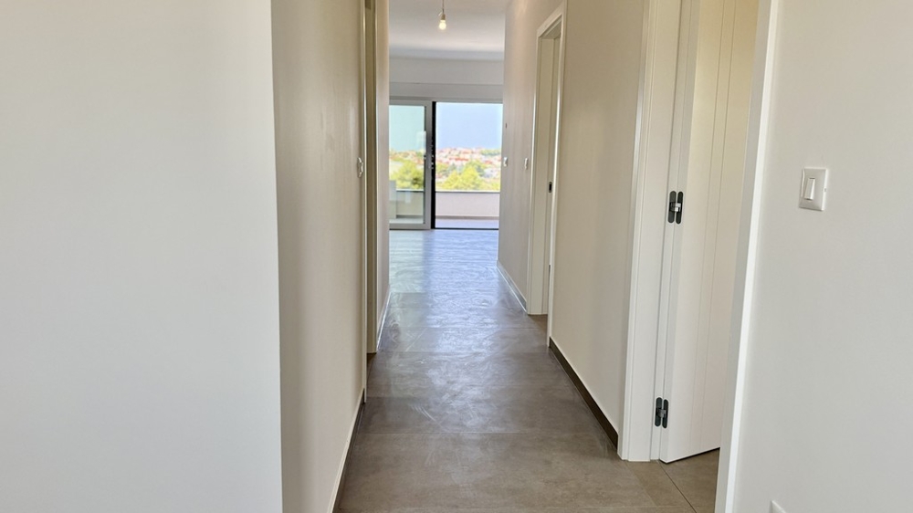 Hallway with a view of the living area of ​​the maisonette apartment A4107 Vodice